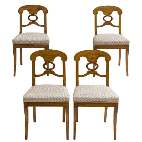 Vier Schaufelstühle. Deutsch, Birke. Rest., erg. H. 84 cm, Sitzhöhe 46 cm.