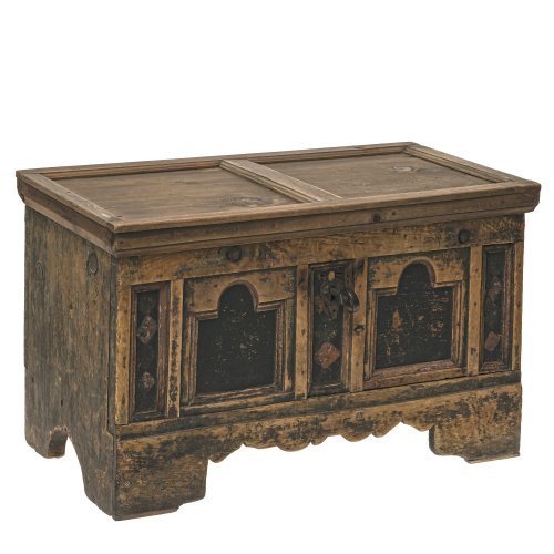 Kästchen in Truhenform. Weichholz, bemalt. Berieben, Alterungsspuren, Deckel erg. 33 x 53 x 29 cm.