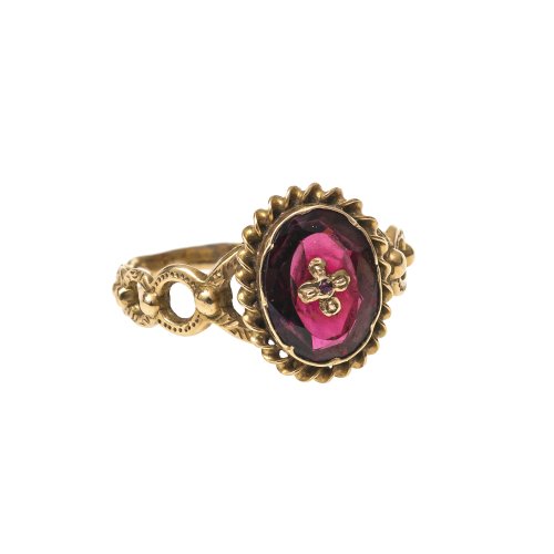 Ring. Gold, roter Halbedelstein, geschliffen.