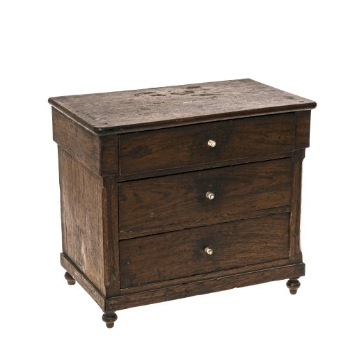 Schmuckkästchen in Kommodenform. Eiche. Oberseite besch. 31 x 36 x 22 cm.