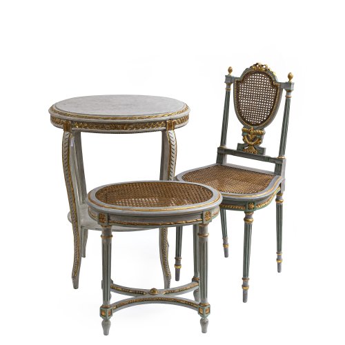 Dreiteiliges Ensemble: Tisch, Hocker, Stuhl. Wiener Geflecht, taubenblau/grau gefasst.