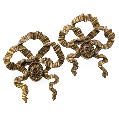 Zwei Schnitzteile, Schleifenform. Vergoldet. Rest. H. je 38 cm.