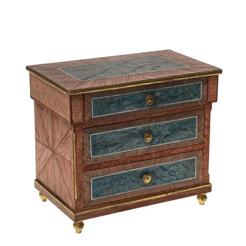 Schmuckkästchen in Kommodenform, farbig gefasst, 20. Jh. Min. best. 31,5 x 35,5 x 22 cm.