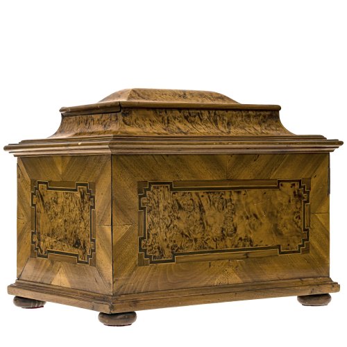 Schatulle mit Geheimfächern. Süddeutsch, 18. Jh., Nussbaum, furniert, min. Furnierschäden. 30 x 29 x 27 cm.