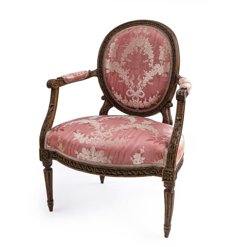 Sessel, Deutsch. Nussbaum. Rest. H. 87 cm.