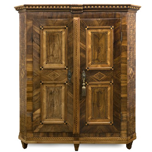 Schrank, Louis Seize. Nussbaum und andere Furnierhölzer. Lichtschaden linke Seite, rest. 203 x 181 x 62 cm.