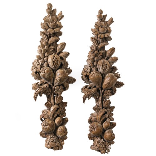 Zwei Schnitzereien. Holz, Eiche. Früchte, Granatapfel etc. L. je 53 cm.