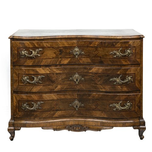 Kommode. Süddeutsch. Nussbaum, furniert, Bandeinlagen. Alterungsspuren, rest. 88 x 110 x 58 cm.