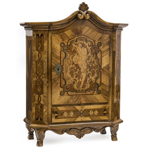 Tabernakelaufsatz. Nussbaum, furniert, Tür mit Marketerie. Rest. 90 x 70 x 36 cm.