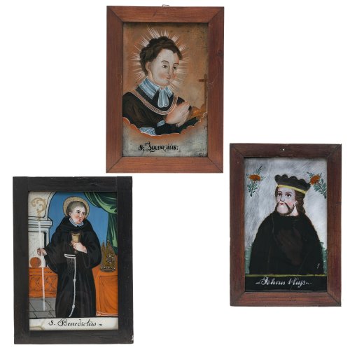 Drei Hinterglasbilder. Schlesien. Johan Hus, hl. Ignatius von Loyola, hl. Benedikt. Tempera/Glas. Rest., ein Glas mit Kratzspuren, eines mit Sprung. Je ca. 27 x 17 cm.