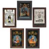 Fünf Hinterglasbilder. Schlesien. Grab Christi, hl. Johannes von Nepomuk, Flucht nach Ägypten, Maria der sieben Schmerzen, hl. Katharina. Tempera, Goldbronze/Glas, eines Tempera/Spiegelglas. Eines mit Sprüngen, rest. 27 x 17 cm, eines 25,5 x 17,5 cm.