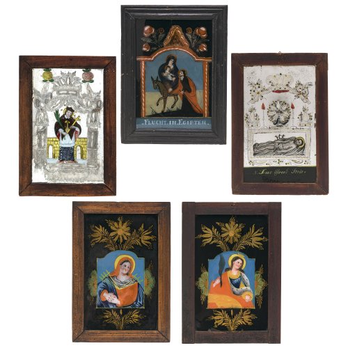 Fünf Hinterglasbilder. Schlesien. Grab Christi, hl. Johannes von Nepomuk, Flucht nach Ägypten, Maria der sieben Schmerzen, hl. Katharina. Tempera, Goldbronze/Glas, eines Tempera/Spiegelglas. Eines mit Sprüngen, rest. 27 x 17 cm, eines 25,5 x 17,5 cm.
