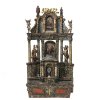 Tabernakel-Hausaltar. Bayern oder Böhmen. Holz, geschnitzt, marmoriert, farbig gefasst.  Alterungsspuren, rest., erg.  H. 87 cm, B. ca. 52 cm.