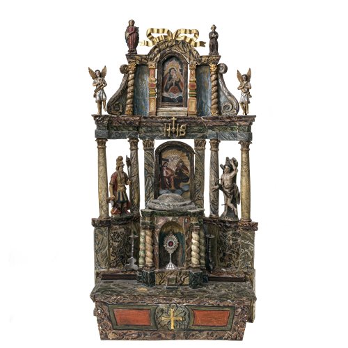 Tabernakel-Hausaltar. Bayern oder Böhmen. Holz, geschnitzt, marmoriert, farbig gefasst.  Alterungsspuren, rest., erg.  H. 87 cm, B. ca. 52 cm.