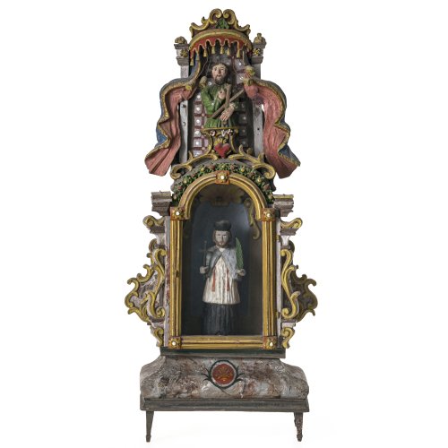 Kleiner Hausaltar mit hl. Johann von Nepomuk. Böhmen. Holz, geschnitzt, farbig gefasst. H. 49 cm.