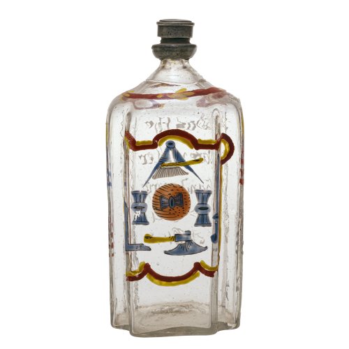 Schnapsflasche. Mit Emblemen der Müller. Glas, Emailmalerei, Zinnschraubverschluss. H. 15 cm.