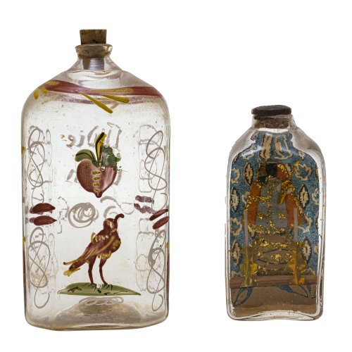 Schnapsflasche. Glas, Emailmalerei, Herz- und Vogelmotiv. H. 15 cm. Dabei kleines Flascheneingericht mit Mariengnadenbild. aus Papier und Goldfolie. H. 12 cm.