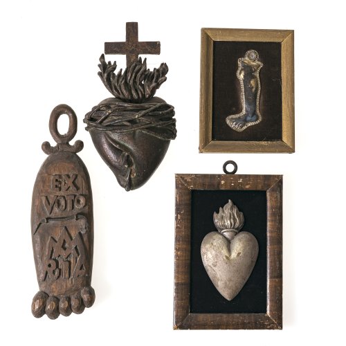 Süddeutsch. Vier Votivgaben: Flammendes Herz und Fuß aus Holz geschnitzt, flammendes Herz und Bein aus Metall, versilbert. Gebrauchsspuren. L. 9-22 cm.