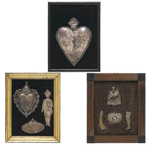 Süddt., 19. Jh. Acht Votivgaben, u.a. flammendes Herz, Bein und Arm. Metall, versilbert. Diverse Größen. Gebrauchsspuren. Gerahmt.
