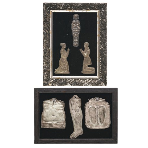 Süddt., 19. Jh. Sechs Votivgaben, u.a. Votanten, Bein und Lunge. Metall, versilbert. Diverse Größen.