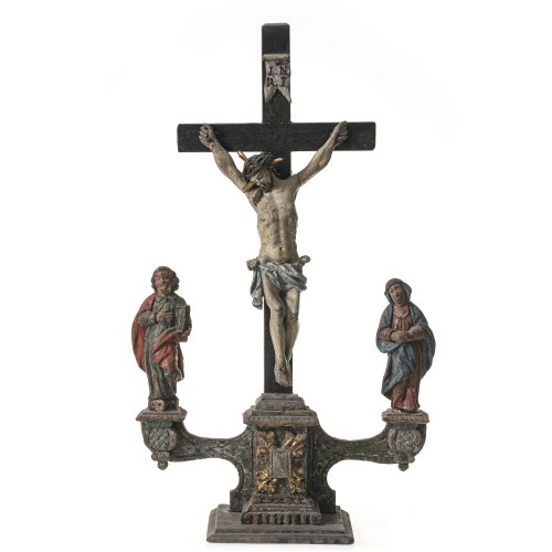 Kreuzigungsgruppe. Süddeutsch. Holz, Farbfassung. Sockel mit volutenförmigen Auslegern als Standfläche für Hl. Johannes und die Gottesmutter. Besch., rest. H. 56 cm.