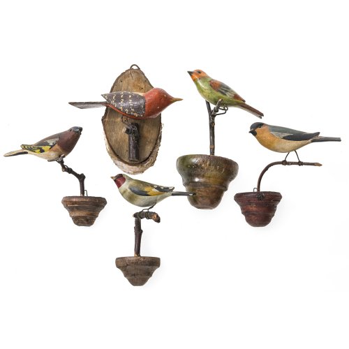 Fünf Vögel. Alpenländisch, 19. Jh. Unterschiedliche Vogelarten, auf Astgabeln sitzend. Holz, naturalistisch bemalt. Diverse Größen. Alterungsspuren.