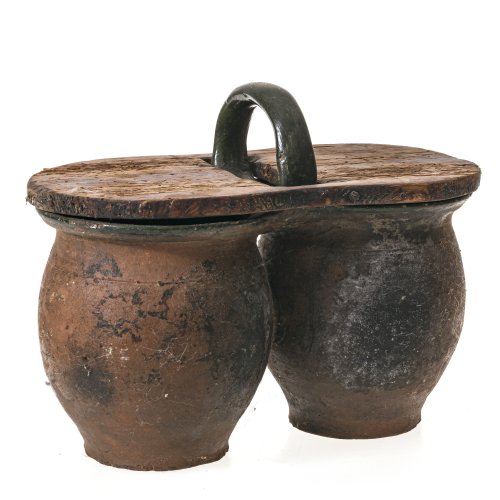 Doppelkrug. Niederbayern. Irdenware, Holzdeckel. Alterungsspuren, besch. H. 21 cm.