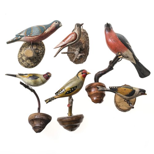 Sechs Vögel. Alpenländisch, 19. Jh. Unterschiedliche Vogelarten, auf Astgabeln sitzend. Holz, naturalistisch bemalt, ein Vogel auf Ast aus Ton. Diverse Größen. Alterungsspuren, minim. besch.