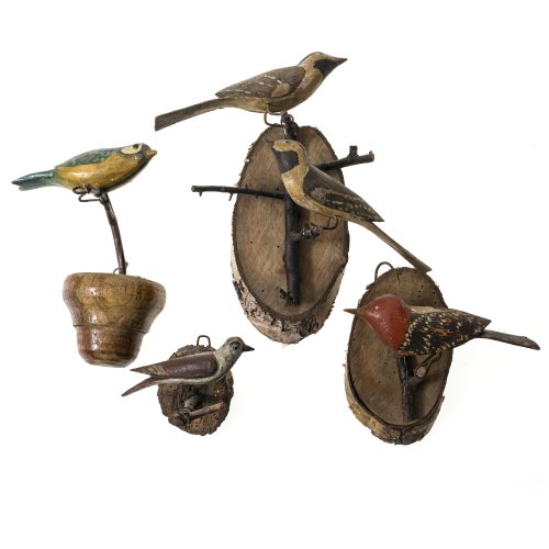 Fünf Vögel. Alpenländisch, 19. Jh. Unterschiedliche Vogelarten, auf Astgabeln sitzend. Holz, naturalistisch bemalt. Diverse Größen. Alterungsspuren.