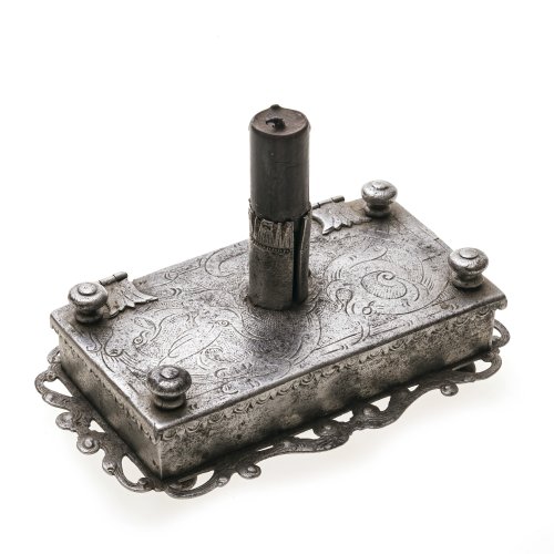 Dose mit Kerzentülle und Lichtschere. Eisen, verzinnt H. 8 cm, L. 17 cm.