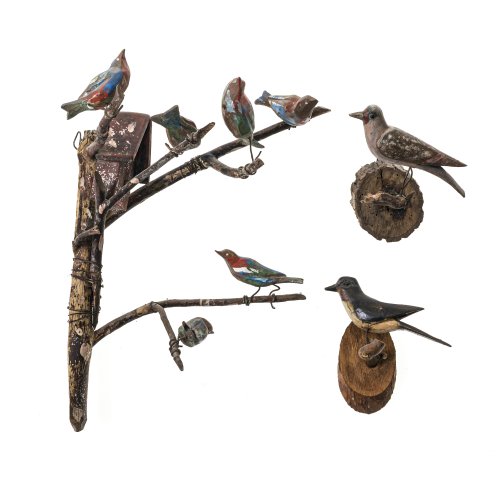 Alpenländisch, 19. Jh. Unterschiedliche Vogelarten. Zwei Vögel auf einem Ast sitzend, sechs weitere Vögel als Gruppe gefasst, mit einem kleinen Häuschen. Holz, naturalistisch bemalt. Diverse Größen. Alterungsspuren, minim. besch.