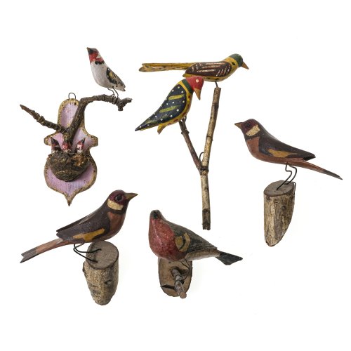 Sechs Vögel. Alpenländisch, 19. Jh. Unterschiedliche Vogelarten. Holz, naturalistisch bemalt. Diverse Größen. Alterungsspuren, minim. besch.