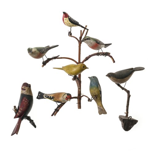 Acht Vögel. Alpenländisch, 19. Jh. Unterschiedliche Vogelarten. Zwei einzelne Vögel auf einem Ast sitzend, sechs weitere Vögel auf einem neuzeitlichen Ast befestigt. Holz, naturalistisch bemalt. Diverse Größen. Alterungsspuren, minim. besch.