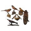 Sieben Vögel. Alpenländisch, 19. Jh. Unterschiedliche Vogelarten aus Holz. Einzelne Vögel, zwei als Pärchen auf einem Holzschwamm sitzend. Naturalistisch bemalt. Diverse Größen. Alterungsspuren, teilw. besch.