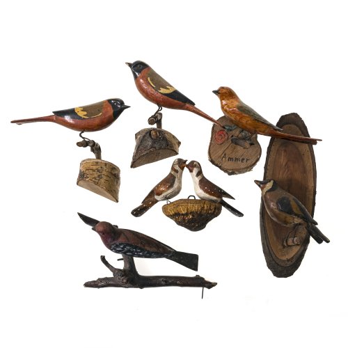 Sieben Vögel. Alpenländisch, 19. Jh. Unterschiedliche Vogelarten aus Holz. Einzelne Vögel, zwei als Pärchen auf einem Holzschwamm sitzend. Naturalistisch bemalt. Diverse Größen. Alterungsspuren, teilw. besch.
