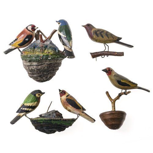 Sechs Vögel. Alpenländisch, 19. Jh. Unterschiedliche Vogelarten aus Holz, farbig gefasst. Einzelne Vögel und zwei Pärchen auf einem Holzschwammsockel sitzend. Diverse Größen. Alterungsspuren.