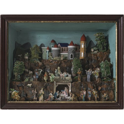 Kastenkrippe. Figuren aus konturierten Druckbildchen, Landschaft aus Baumrinde mit Glimmer. 34 x 45 x 13 cm.