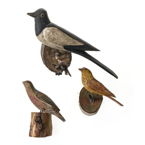 Drei Vögel. Alpenländisch, 19. Jh. Zwei Vögel aus Holz, farbig gefasst, einer aus Ton. Allesamt auf Ästen sitzend. Diverse Größen. Alterungsspuren, teilw. besch.