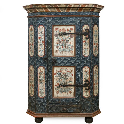 Bauernschrank, Nordböhmen, dat. 1811.  Weichhholz, übergangene Farbfassung. 175 x 121 x 52 cm. Rest.