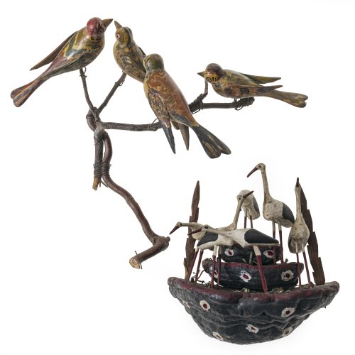 Zwei Vogelgruppen. Alpenländisch, 19. Jh. Vier Vögel auf einem verzweigten Ast sitzend. Holz, farbig gefasst. Sechs Störche aus Holz, naturalistisch bemalt, auf einem Holzschwammsockel befestigt. Diverse Größen. Alterungsspuren.