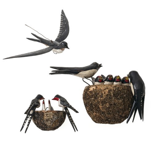 Alpenländisch, 19. Jh. Zwei  Schwalbennester und eine fliegende Schwalbe. Holz, geschnitzt, naturalistische Bemalung. Diverse Größen. Alterungsspuren, teilw. besch. und rep.