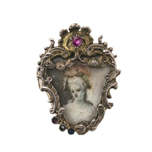 Brosche mit Porträt, Prinzessin zu Hohenlohe Langenburg, Rokokorähmchen, vergoldet. Leicht besch. H. 3,5 cm.