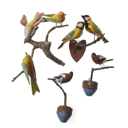 Sieben Vögel. Alpenländisch, 19. Jh. Zwei einzelne Vögel, ein Pärchen und eine Dreiergruppe auf Ästen sitzend. Geschnitztes Holz mit naturalistischer Bemalung. Diverse Größen. Alterungsspuren, teilw. besch. und rep.