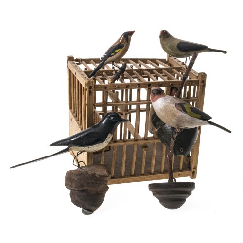 Alpenländisch, 19. Jh. Vier einzelne Vögel, geschnitztes Holz mit naturalistischer Bemalung. Diverse Größen. Vogelbauer in Miniatur aus Holz, ca. 16 x 16 x 12 cm. Alterungsspuren, teilw. besch.