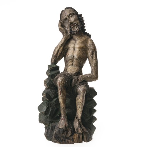 Bayern, 18. Jh. Darstellung des Christus in der Rast mit zur Seite geneigtem Haupt. Holz, geschnitzt, übergangene Farbfassung. Rücks. flach gearbeitet. H. 38 cm. Besch., v.a. die Hand und der Fuß-Sockelbereich.