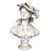 Mädchenbüste. Steinguss. Mit einem eleganten Hut mit Federn und einer Siegelkette um den Hals. H. 61 cm. best., rep.