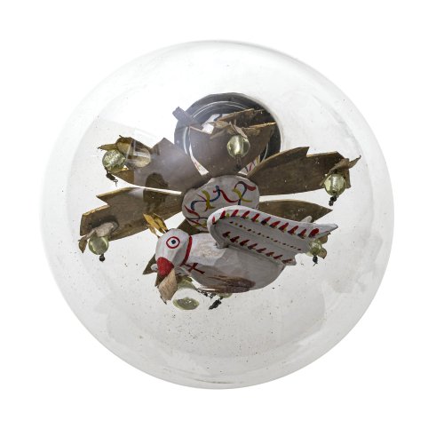 Suppenbrunzer. Bayerischer Wald. Farbloses Glas, Eingericht aus Schnitzarbeit Heiliggeisttaube mit Strahlenkranz, farbig bemalt. H. ca. 22 cm.