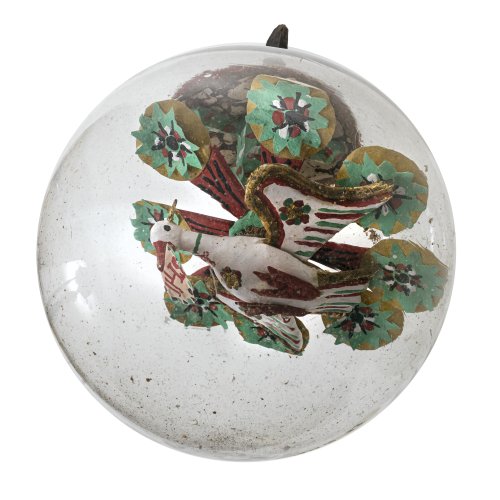 Suppenbrunzer. Bayerischer Wald. Farbloses Glas, Eingericht mit einer Heiliggeisttaube, Holz geschnitzt, farbig bemalt. H. 18 cm. Mimim. besch.