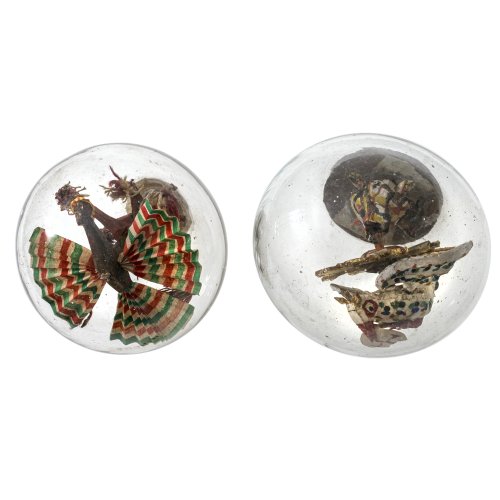 Zwei kleine Suppenbrunzer. Bayerischer Wald.  Farbloses Glas, Eingericht mit je einer Heiliggeisttaube, Holz- und Papierarbeit. H. ca. 11-12 cm. Alterungsspuren.