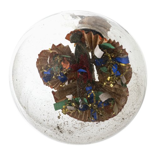 Suppenbrunzer. Bayerischer Wald. Farbloses Glas, Eingericht mit Heiliggeisttaube, Holz- und Papierarbeit. Zusätzlich Goldfolie und Draht. H. ca. 14 cm. Alterungsspuren.